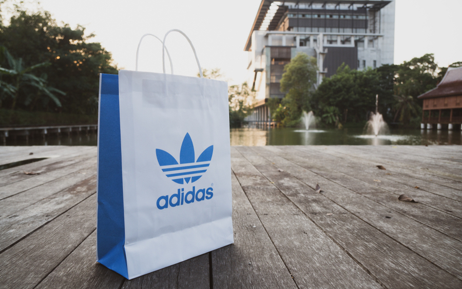 Adidas отчиталась о росте выручки на 33,8% за первое полугодие
