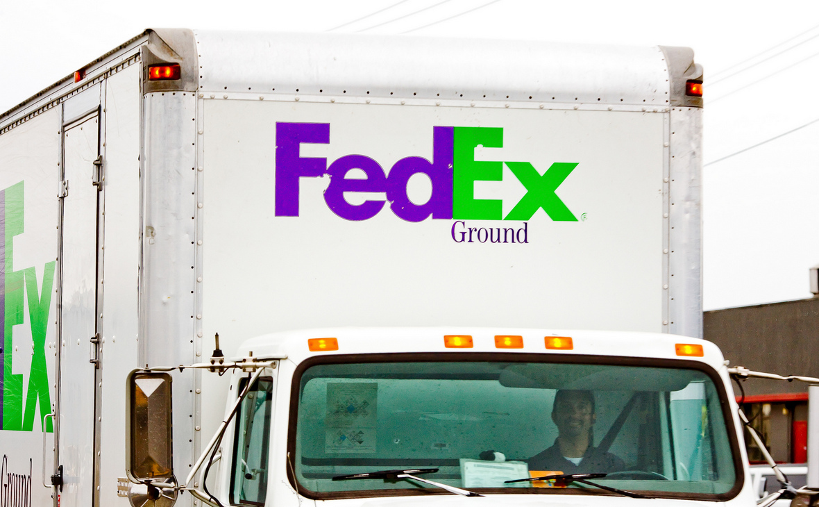 Служба доставки FedEx понизила ориентиры на 2019 год. Акции упали на 8%