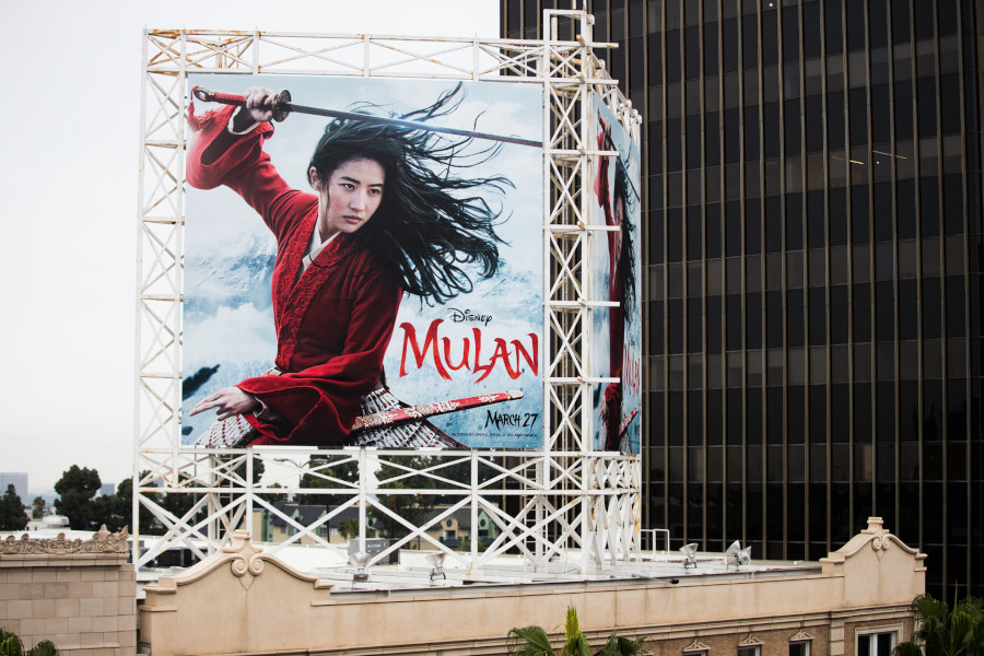 Наружная реклама фильма &laquo;Мулан&raquo; в Голливуде, штат Калифорния, США