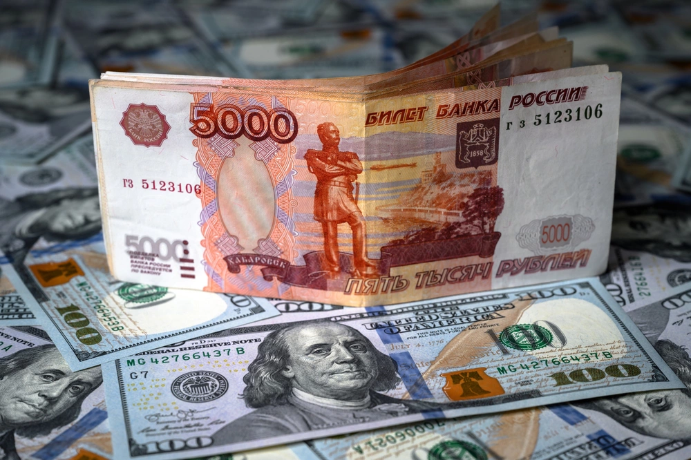 Рубль укрепился вопреки ожиданиям экспертов о его снижении