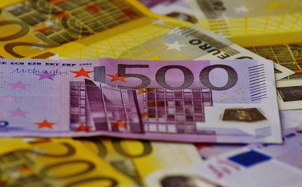 Почему курс евро упал до двухлетнего минимума