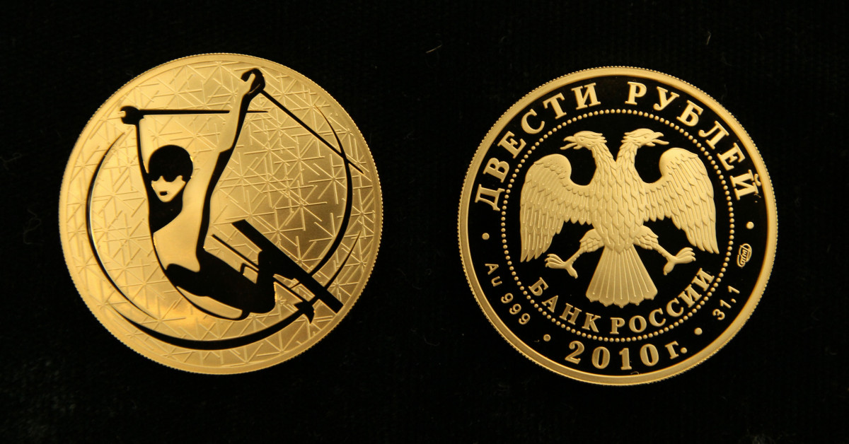 Памятная золотая монета номиналом ₽200 &nbsp;&laquo;Фристайл&raquo; серии &laquo;Зимние виды спорта&raquo;, выпущенная в обращение Центральным банком России в 2010 году