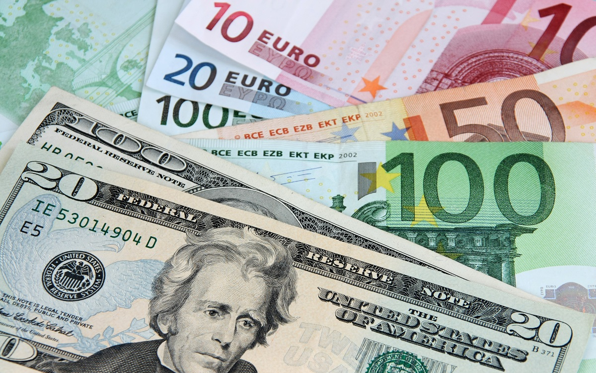 Инвесторы сделали ставку на дальнейшее падение курса евро к доллару