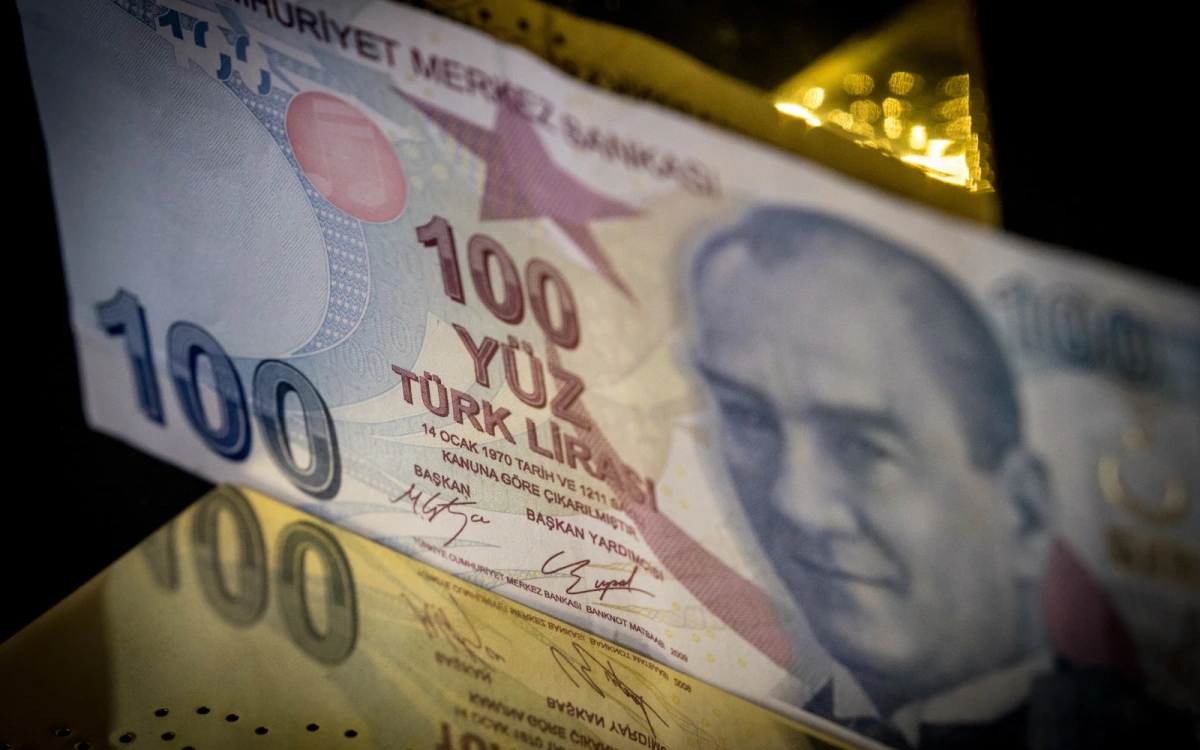 Курс турецкой лиры впервые преодолел уровень 28 лир за доллар