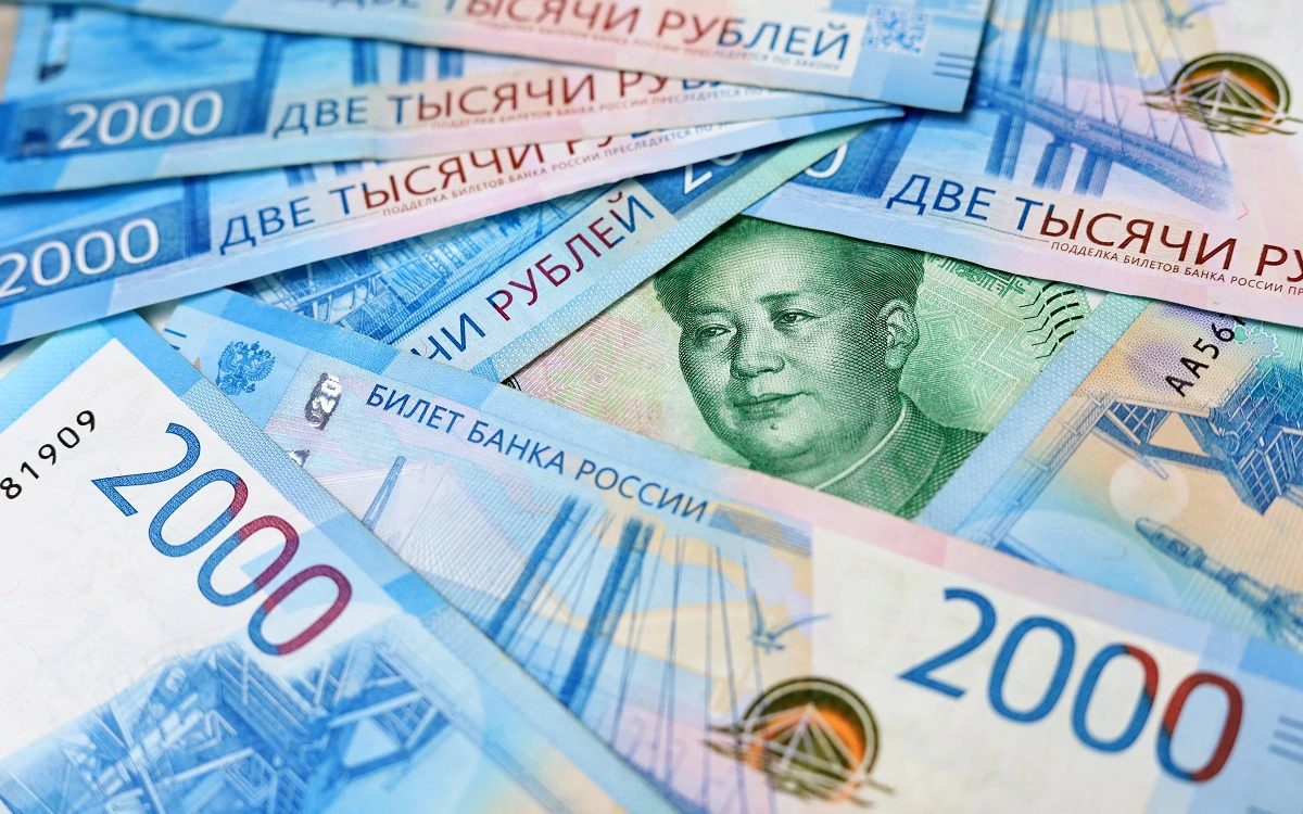 ЦБ понизил официальные курсы доллара и евро на 10 июля