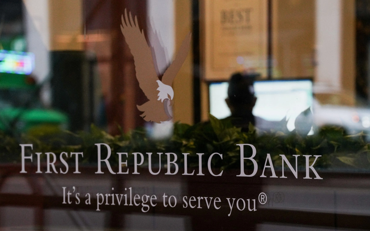 Акции First Republic Bank обвалились на 65% на фоне краха SVB