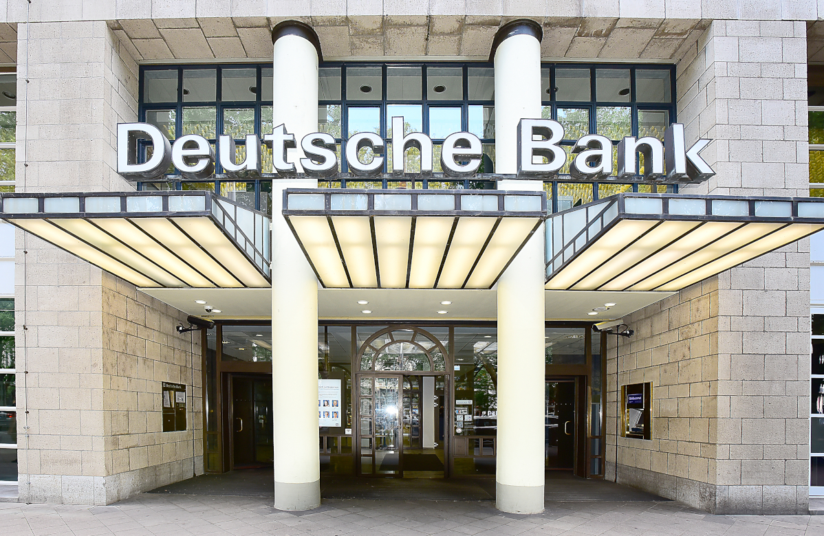 Акции Deutsche Bank и Commerzbank упали после выхода крупного инвестора