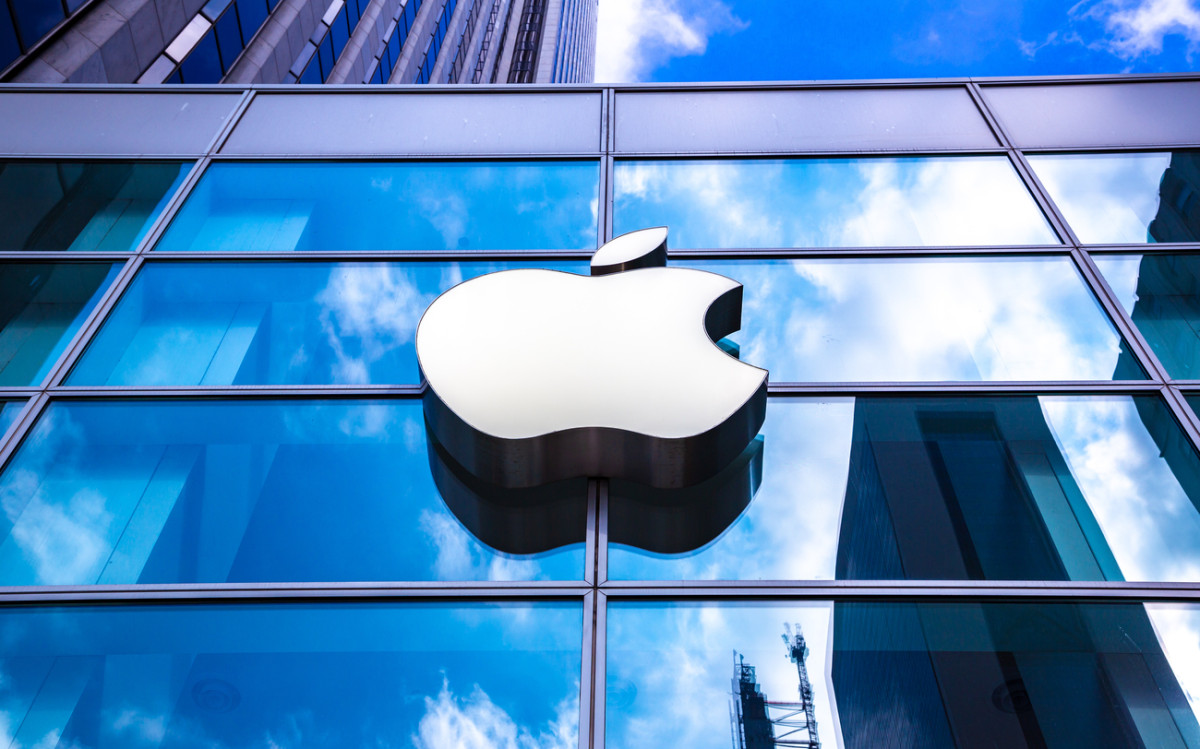 Акции Apple упали после новости о сокращении расходов и набора персонала
