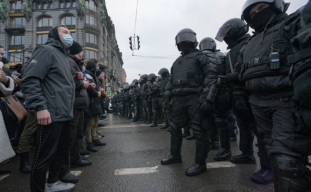Сотрудники правоохранительных органов и участники несанкционированной акции сторонников Алексея Навального