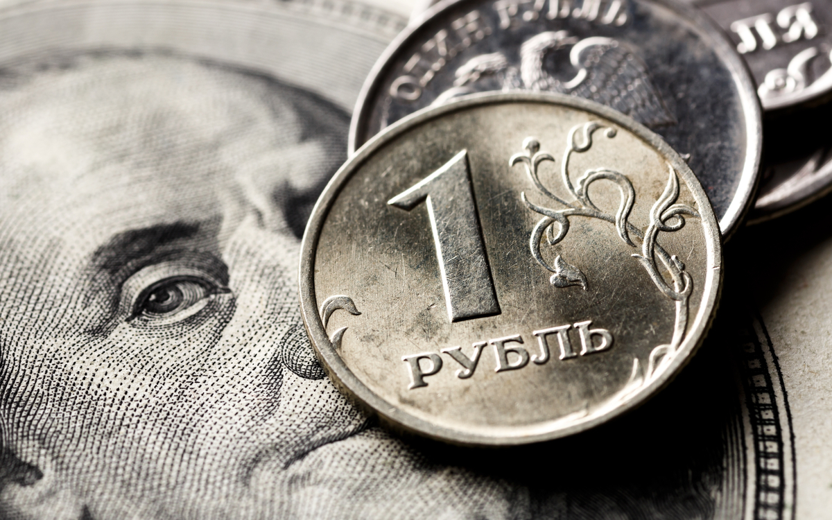 Доллар выше ₽60: почему ослабел рубль и что будет с валютой к осени