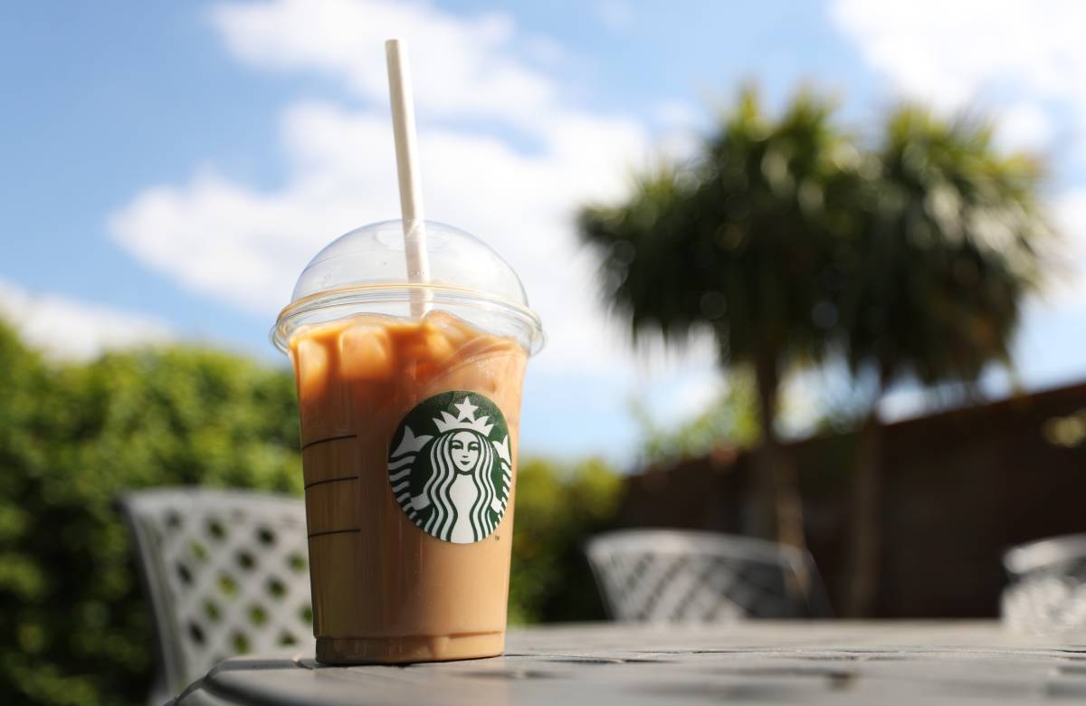 Starbucks повысит зарплаты сотрудников в США на фоне нехватки кадров