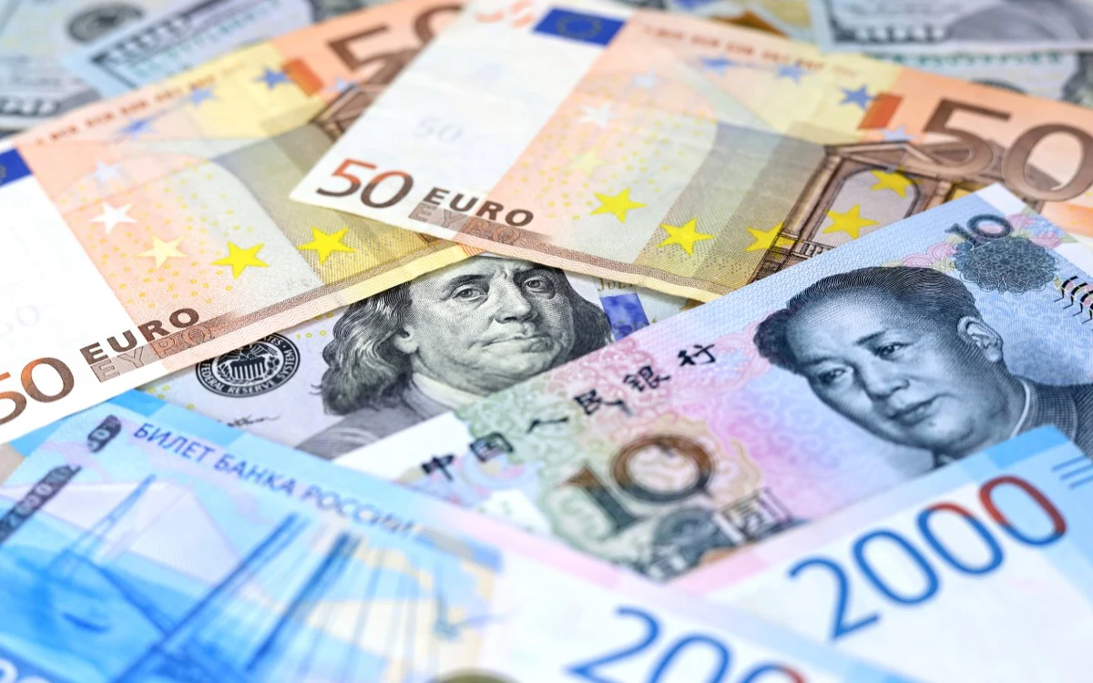 ЦБ понизил официальные курсы доллара и евро более чем на ₽4