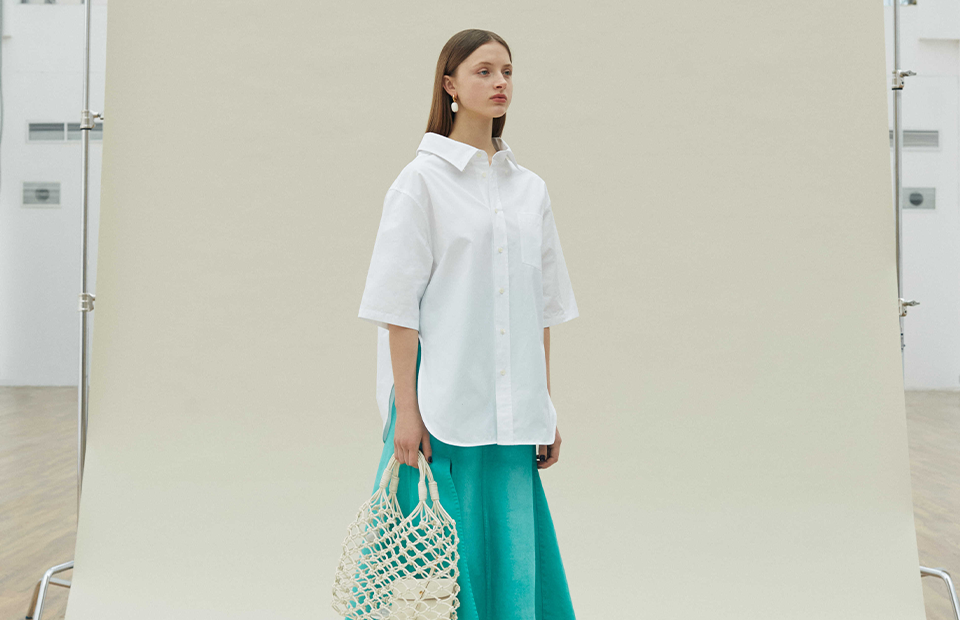 Блуза Balenciaga 49 250 руб., юбка Kenzo 29 450 руб., сумка Stella McCartney 57 450 руб., серьги Chloé 26 400 руб.