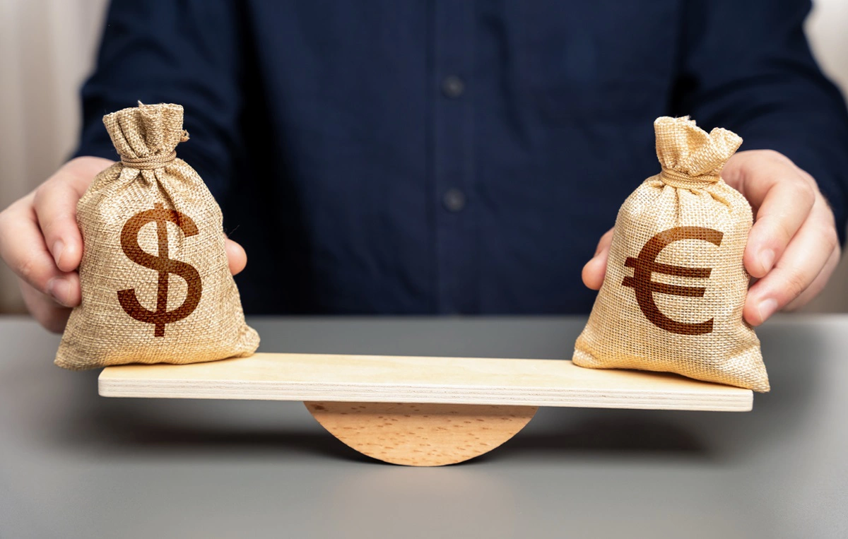 Bloomberg: доллар может сравняться с евро из-за политики ФРС и ЕЦБ