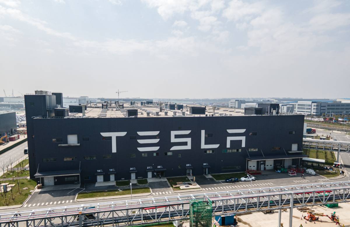Tesla попросит сотрудников не покидать завод в Шанхае до середины июня