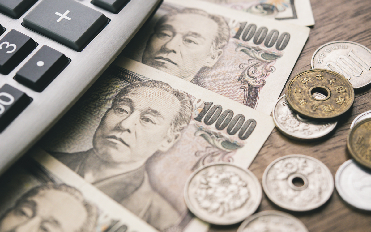 Курс иены обвалился к доллару до минимума с 2002 года