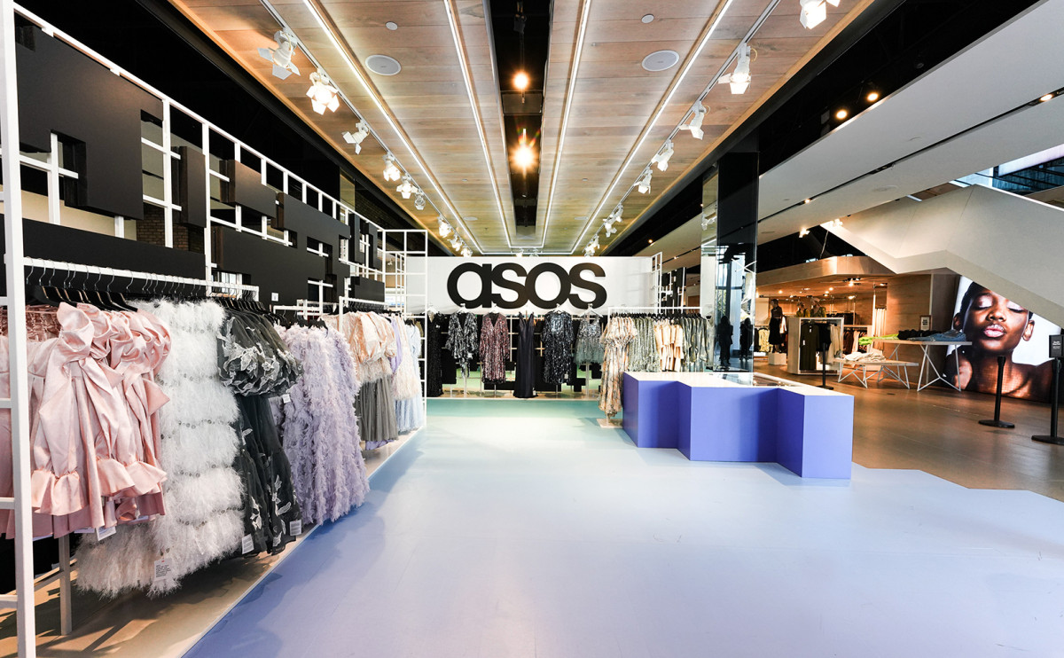 Акции Asos упали на 4% после выхода на основной рынок Лондонской биржи