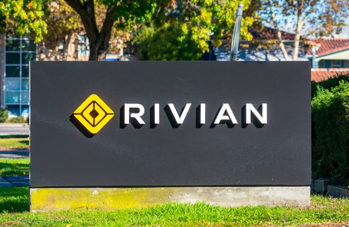 Ford планирует продать 8 млн акций Rivian