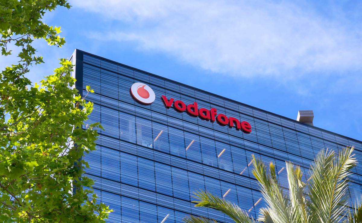 Акции Vodafone выросли на 4% после покупки 9,8% компании группой из ОАЭ