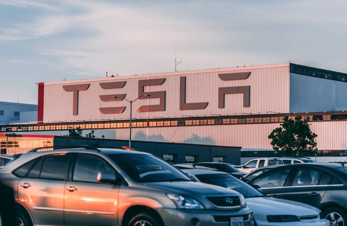 Tesla отзывает почти 12 тыс. электрокаров в США из-за ошибки в ПО