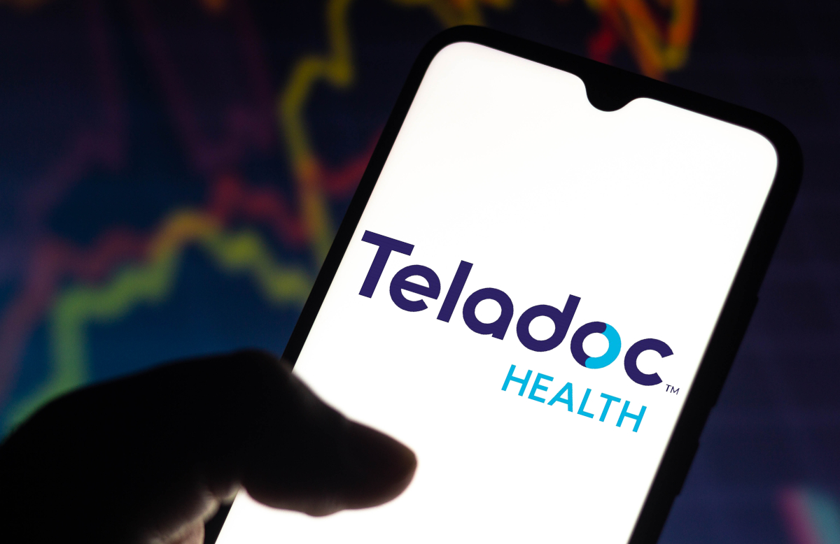 Акции Teladoc Health упали на 48% после снижения прогноза по прибыли