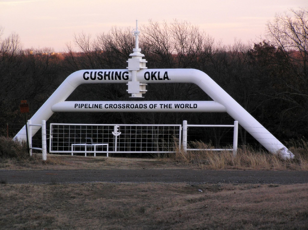 Монумент &laquo;Пересечение нефтепроводов&raquo; в Кушинге, Оклахома. В этом городе расположен торговый хаб для сырой нефти и огромные хранилища