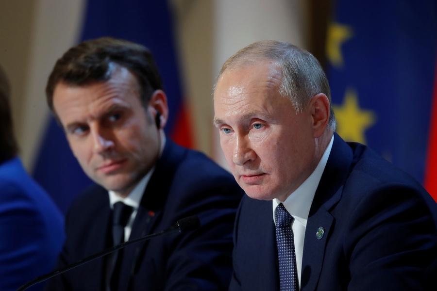 Президент Франции Эмманюэль Макрон (слева) и президент России Владимир Путин (справа)