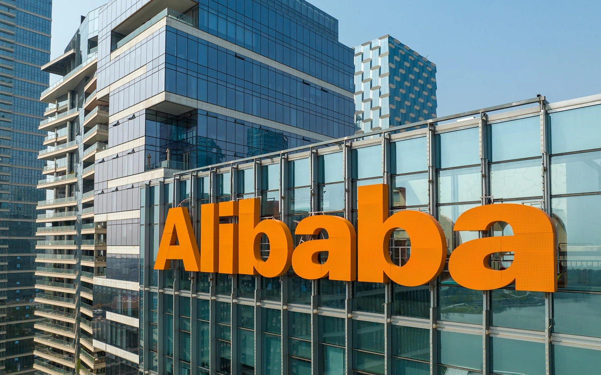 Акции Alibaba упали на 10% на фоне отказа от выделения облачного бизнеса