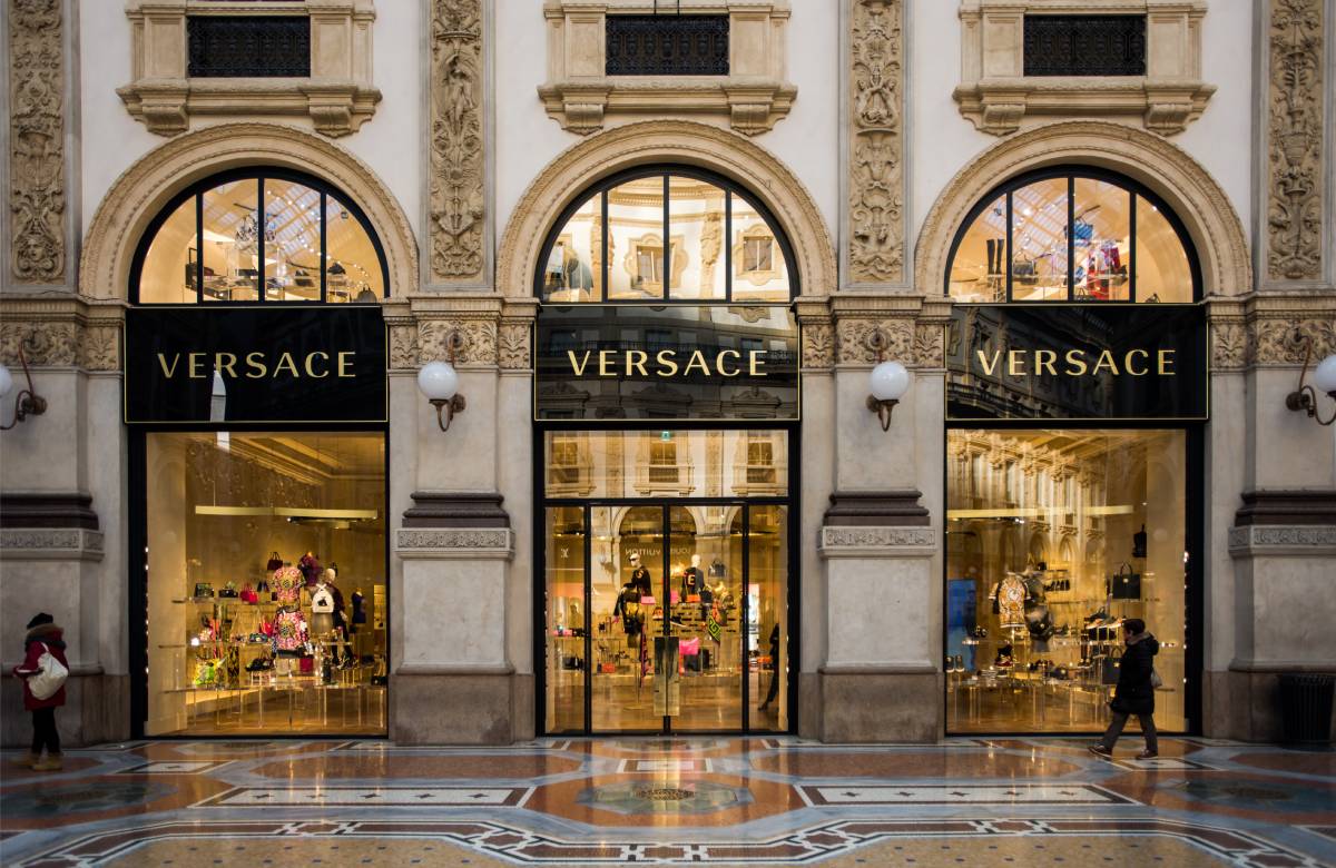 Владелец бренда Versace планирует повышать цены на фоне бума спроса