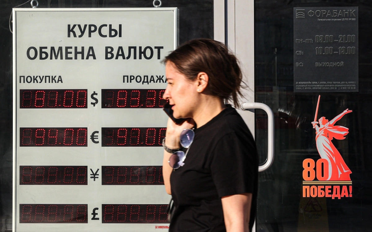 ЦБ поднял официальный курс доллара выше ₽82