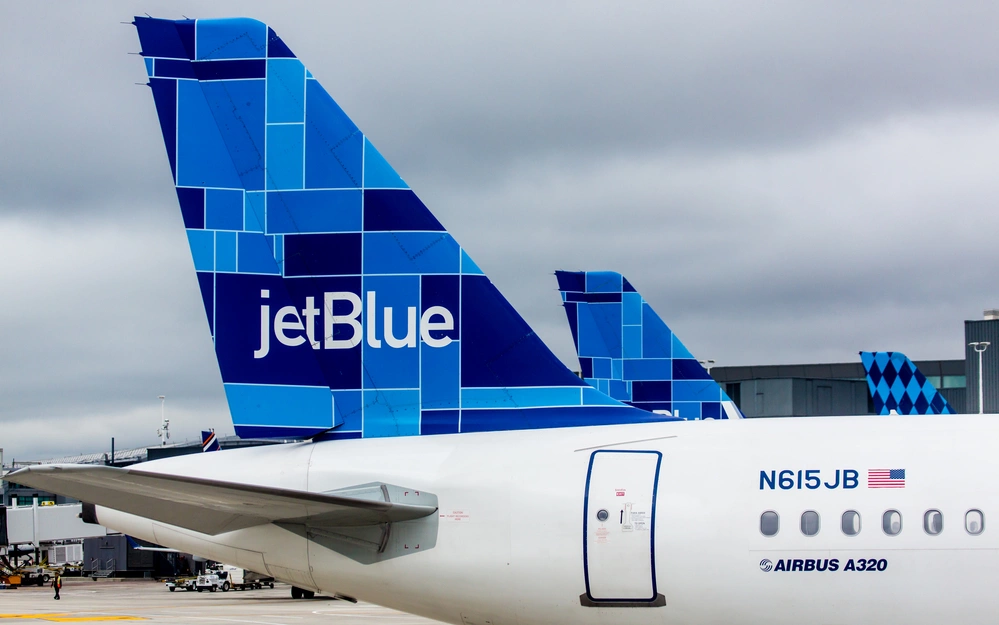 Акции JetBlue взлетели почти на 15% после покупки Айканом доли в компании