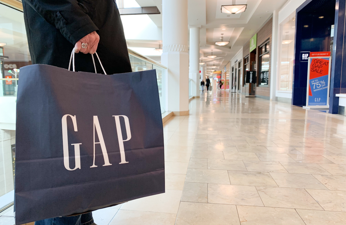 Акции Gap упали на посторгах на 13% на фоне снижения продаж