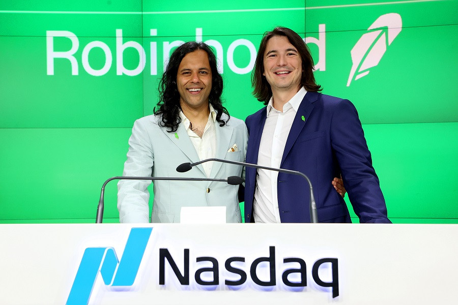 Основатели Robinhood Байджу Бхатт и Владислав Тенев на церемонии открытия торгов на бирже NASDAQ. Онлайн-брокер Robinhood провел IPO 29 июля 2021 года