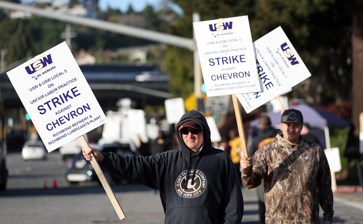 Сотрудники Chevron бастуют в Калифорнии на фоне роста цен на бензин