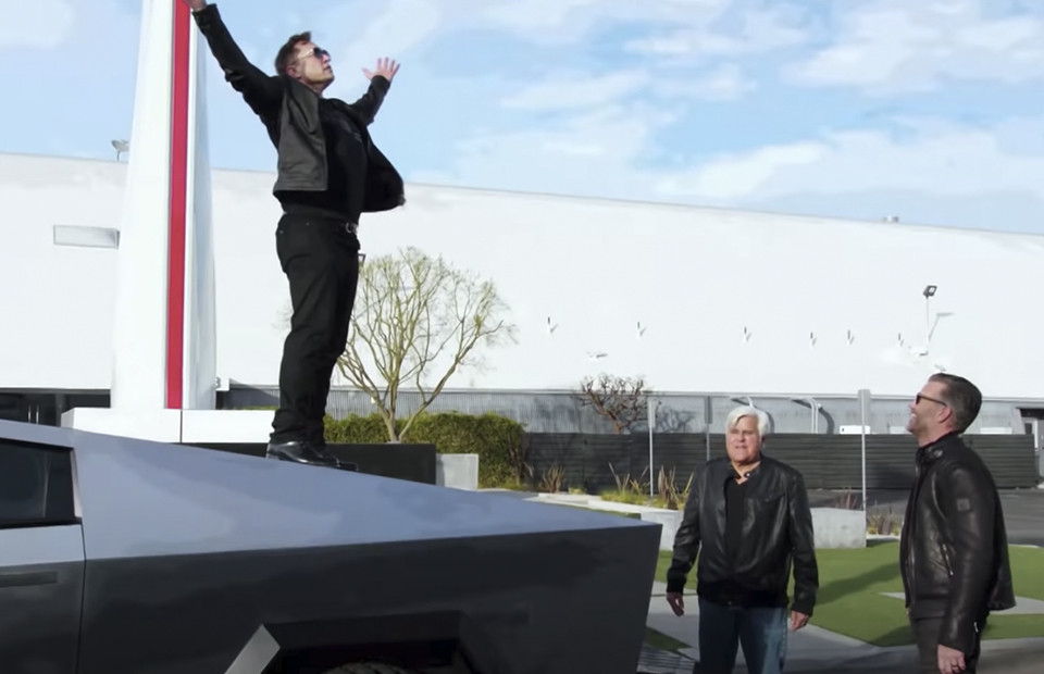 Илон Маск демонстрирует прочность электромобиля Tesla Cybertruck