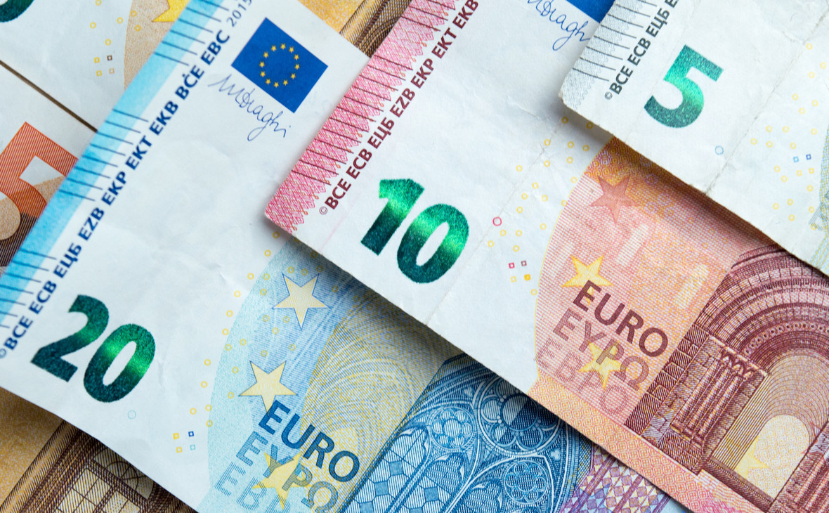 Курс евро начал снижаться. До этого он вырос до максимума за 2,5 месяца