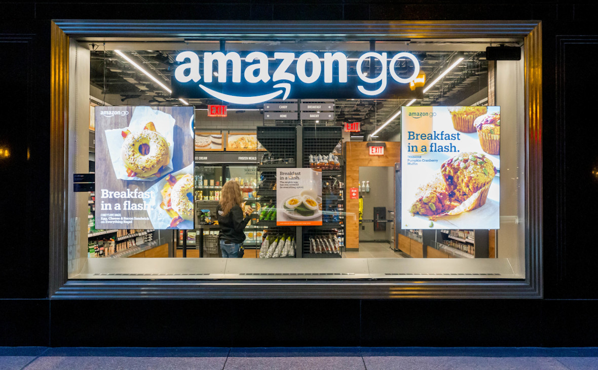 Витрина супермаркета&nbsp;без касс и продавцов Amazon Go в Чикаго, США