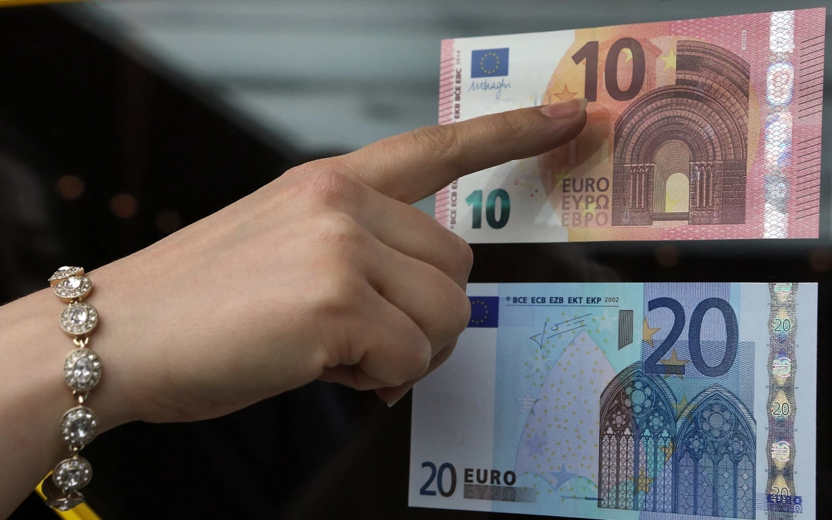Курс евро упал ниже ₽97 впервые за четыре месяца