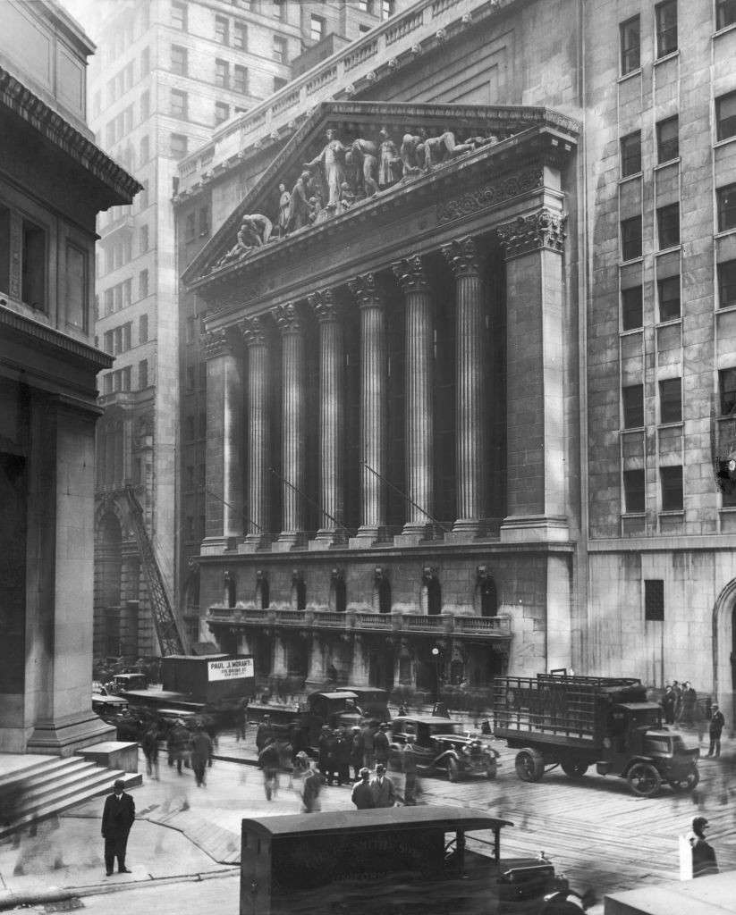 Фасад Нью-Йоркской фондовой биржи на Уолл-стрит с офисами JP Morgan &amp; Co слева. 1930 год