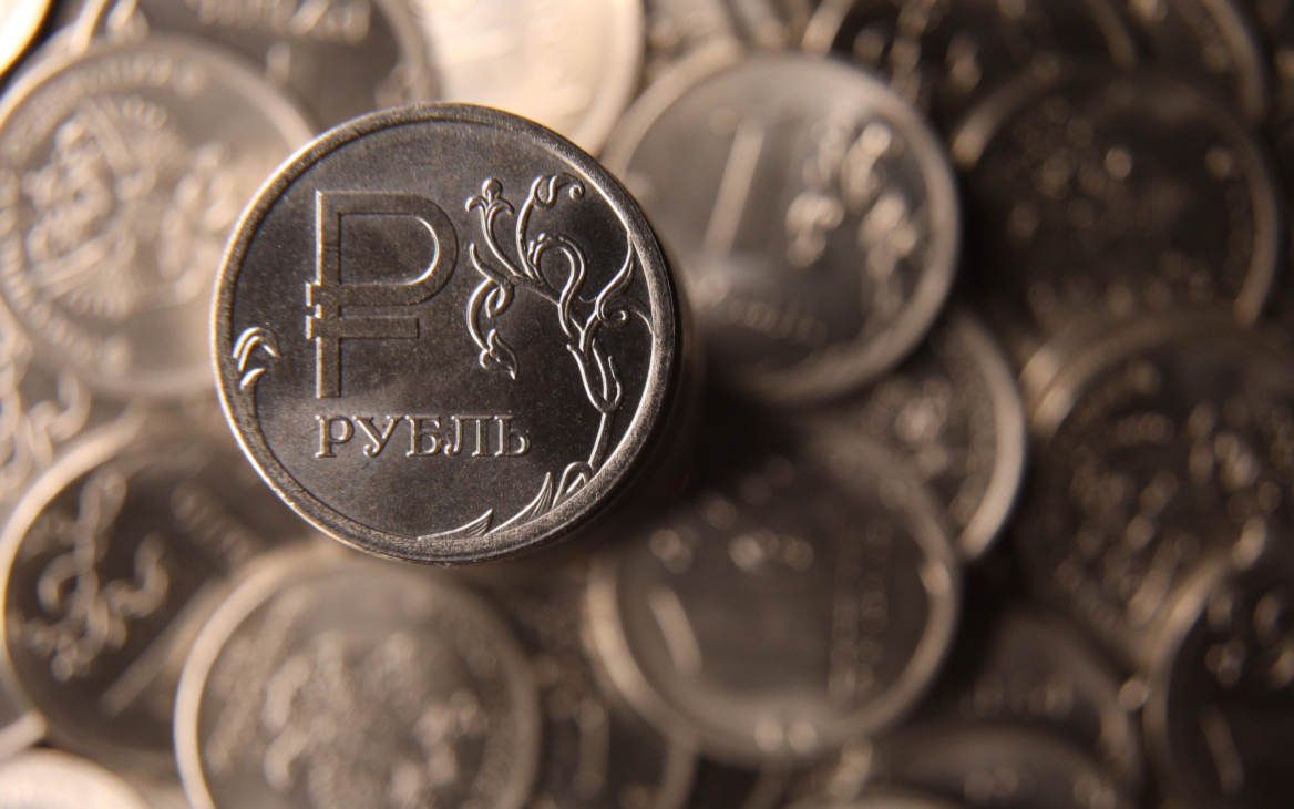 Рубль в плюсе с учетом динамики валют-аналогов, геополитики и налогов