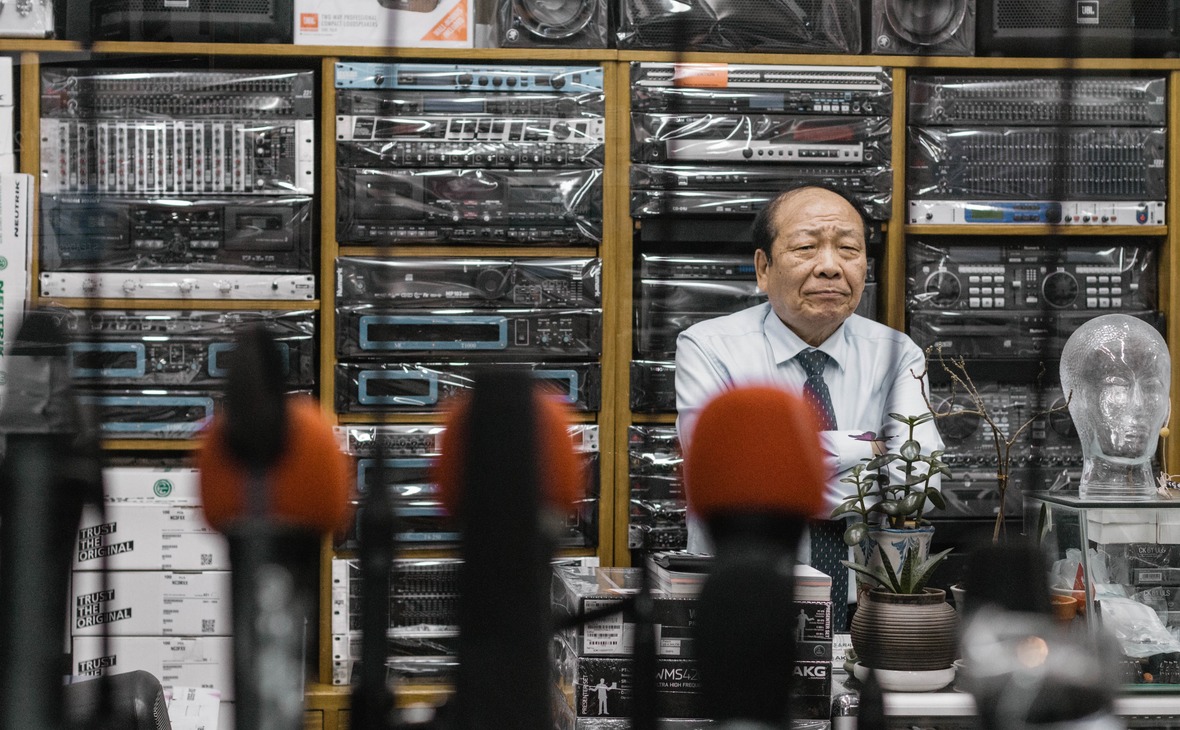 Продавец в магазине электроники. Сеул, Южная Корея