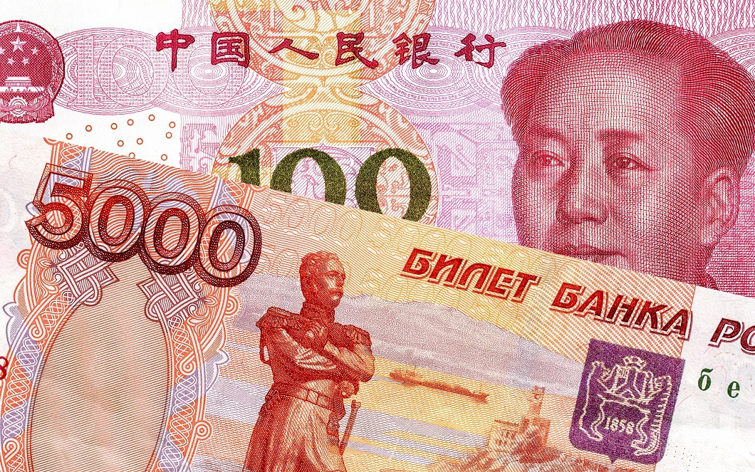 Курс юаня на Мосбирже впервые почти за год упал ниже ₽12