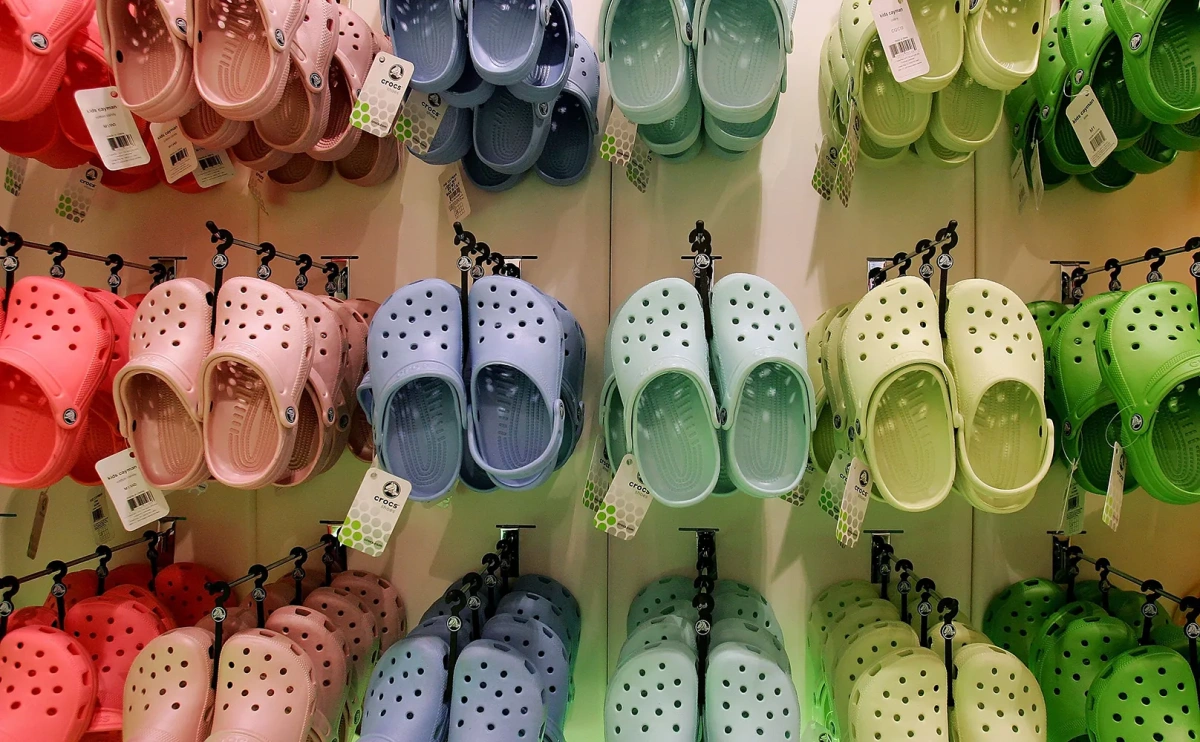 Crocs возобновит работу в России под управлением нового оператора