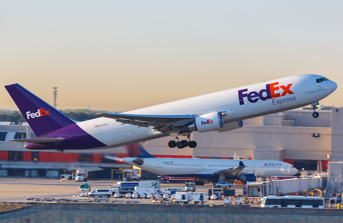 FedEx ведет переговоры с Boeing и Airbus о покупке грузовых самолетов