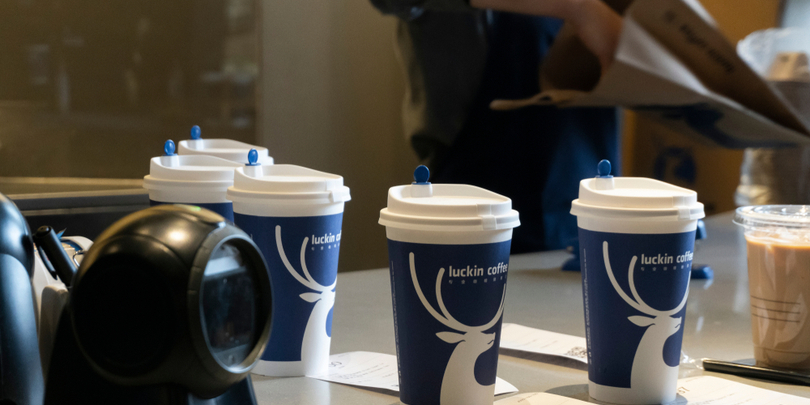 Luckin Coffee объявила себя банкротом в США. Но кофейни продолжат работу