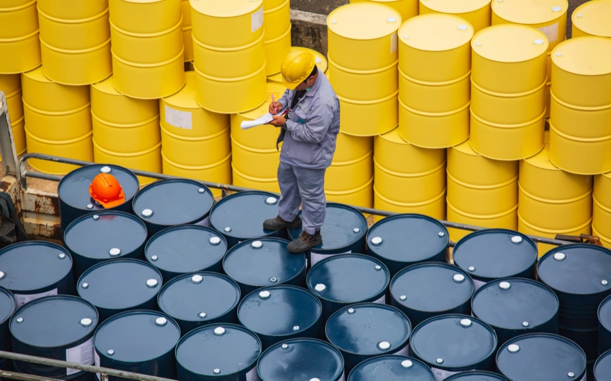 Цена нефти Brent упала ниже $77 за баррель впервые с 12 декабря