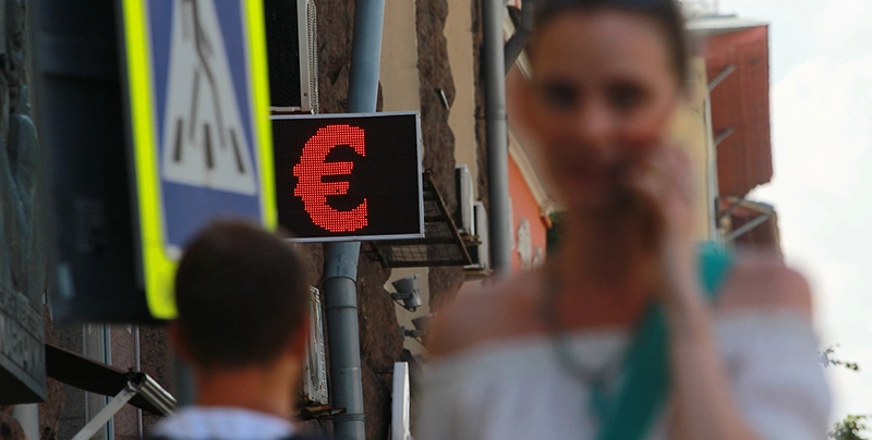 Курс евро упал ниже ₽96 впервые с 30 января