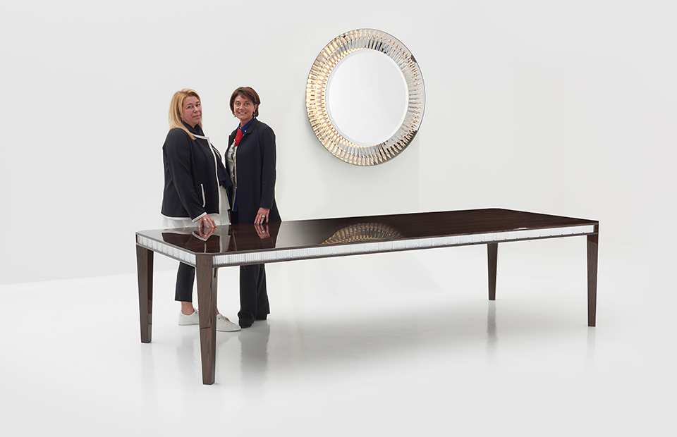 Рафаэлла Винателли (LLG) и Даниэла Риккарди (Baccarat). Стол Baccarat La Maison (дизайнер Чафик Газми)
