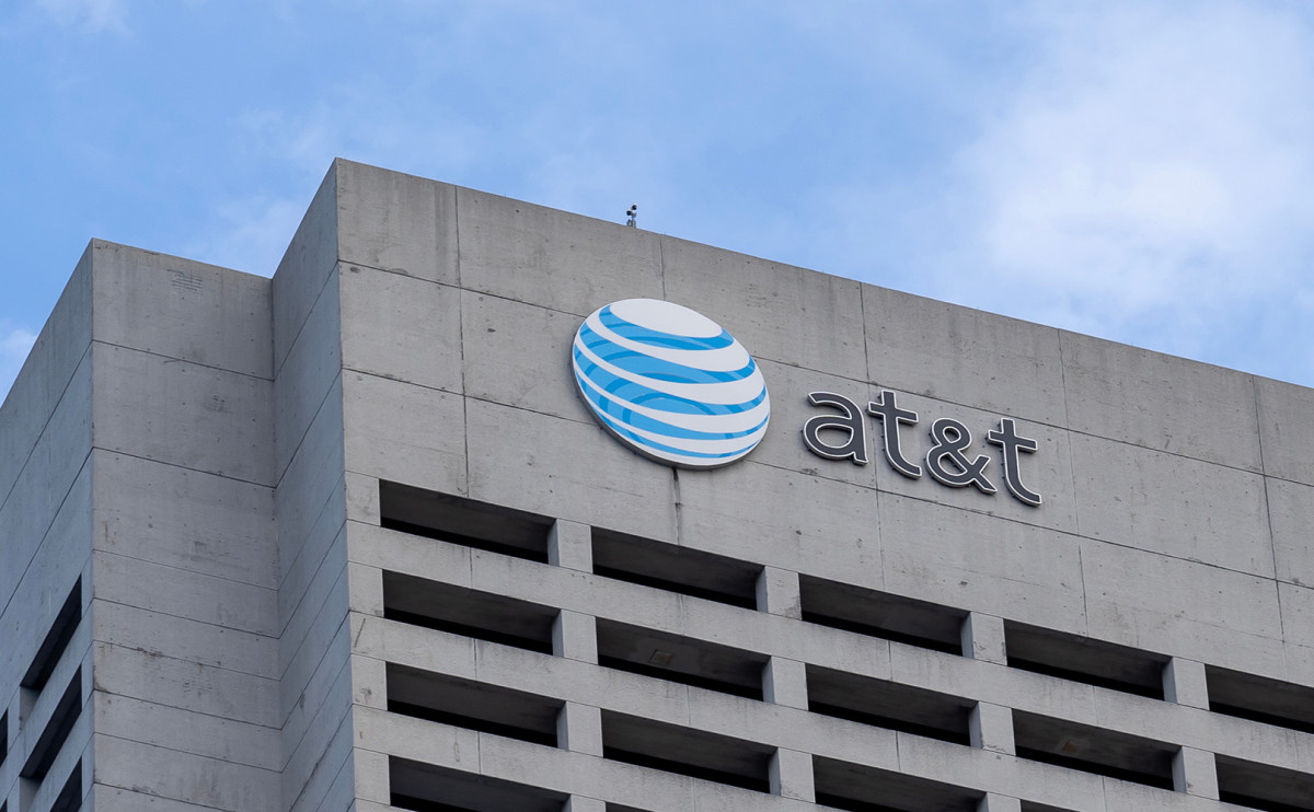 Доходы AT&T в третьем квартале снизились на 6%