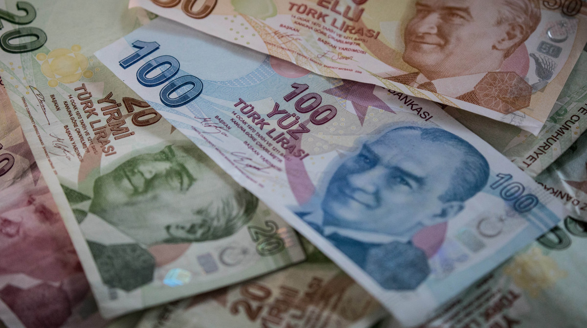 Курс турецкой валюты впервые в истории упал ниже 8 лир за доллар